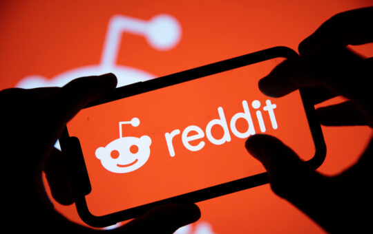 Reddit Moderators Accused of Moon Token Dump Ahead of Blockchain Program Shutdown